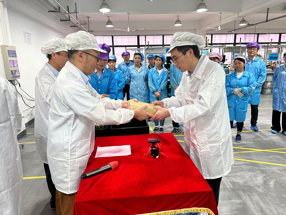 奥联电子举行某战略客户配套换挡器第50万件产品下线仪式